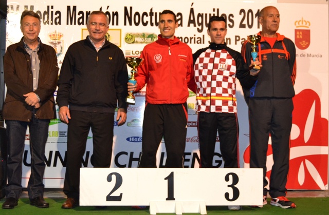 Fernando Villegas y Pilar Duarte podium de la IV Media Maratón Nocturna “Memorial Juan Palazón” de Águilas 