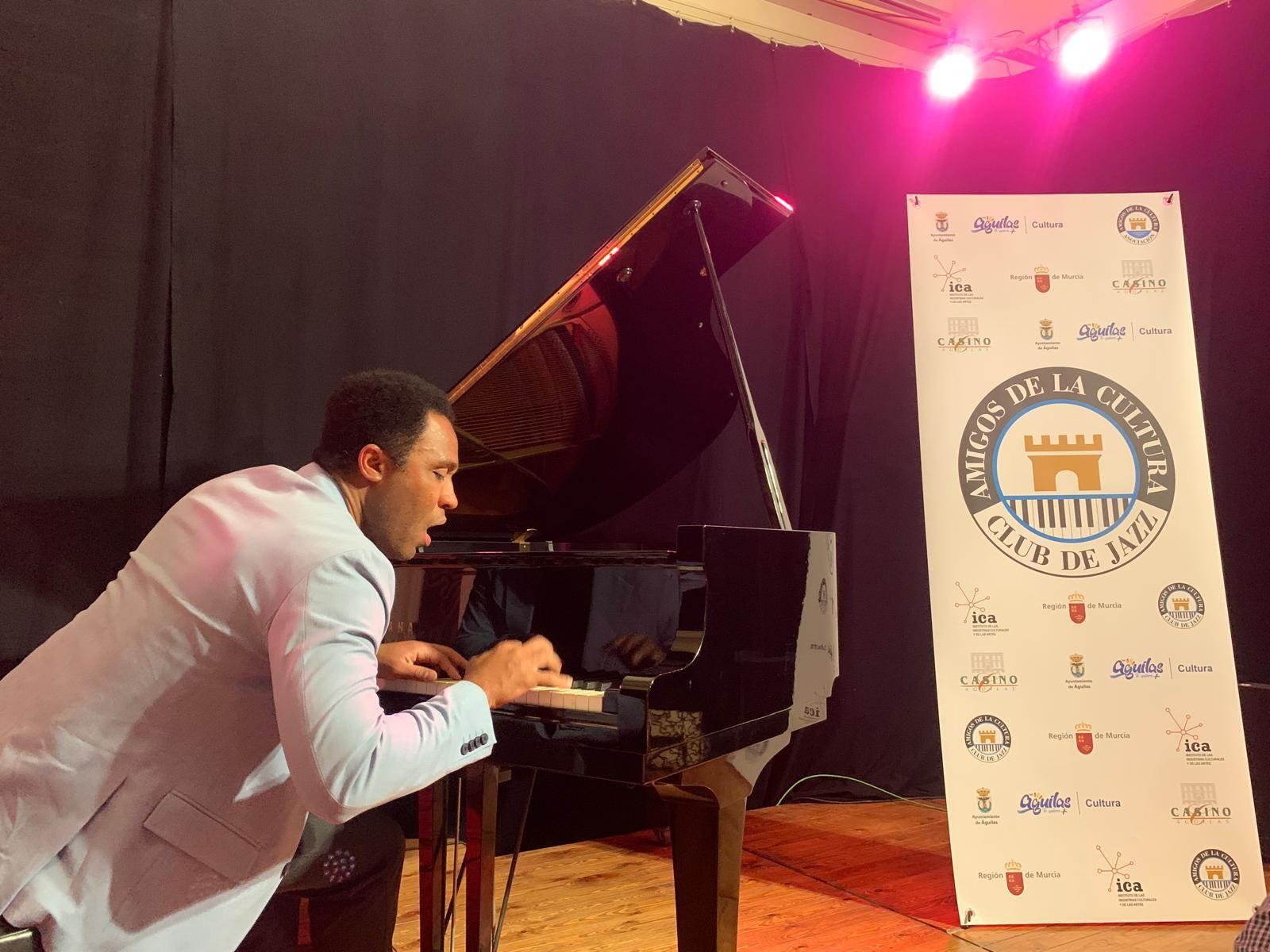 Dayramir González llena el Casino de Águilas de jazz y alma cubana