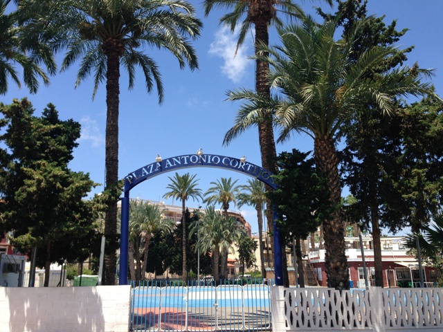 El Ayuntamiento remodelará la Plaza de Antonio Cortijos y el entorno del Polideportivo y construirá dos pistas de tenis de tierra batida   