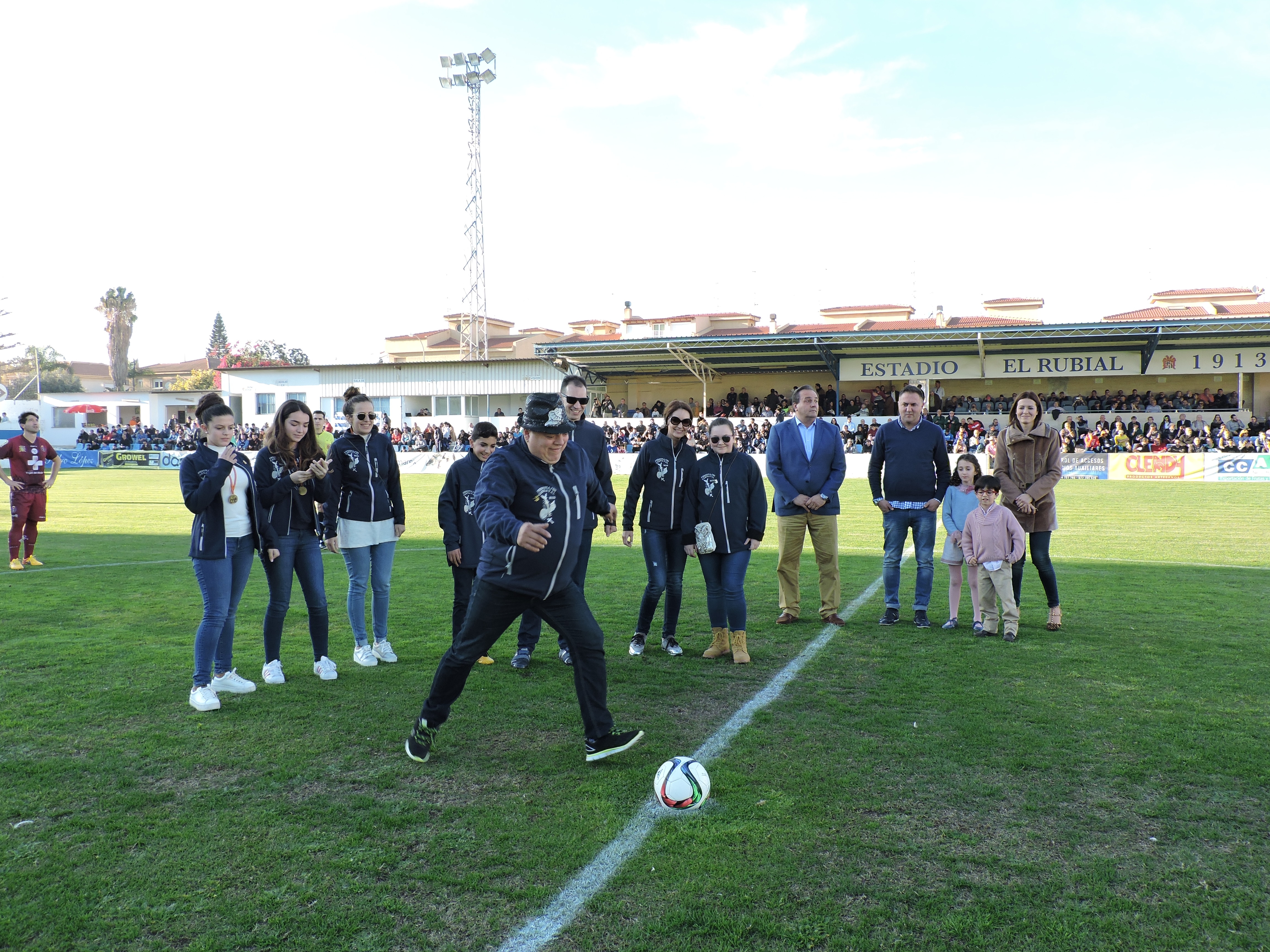 Los personajes del Carnaval hacen el saque de honor en el Águilas-Lorca