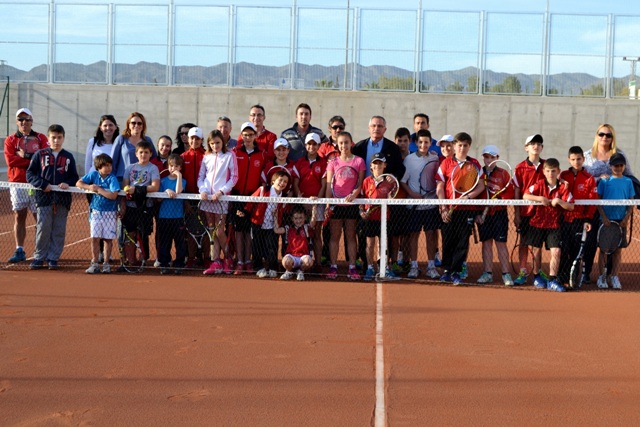 El Polideportivo de Águilas cuenta ya con dos pistas de tenis de tierra batida y un nuevo acceso en su parte norte    