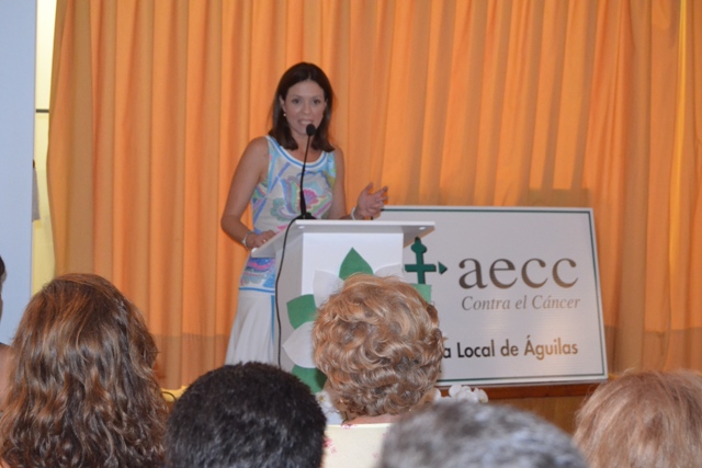 El calendario solidario de la Junta Local de la AECC ya está a la venta