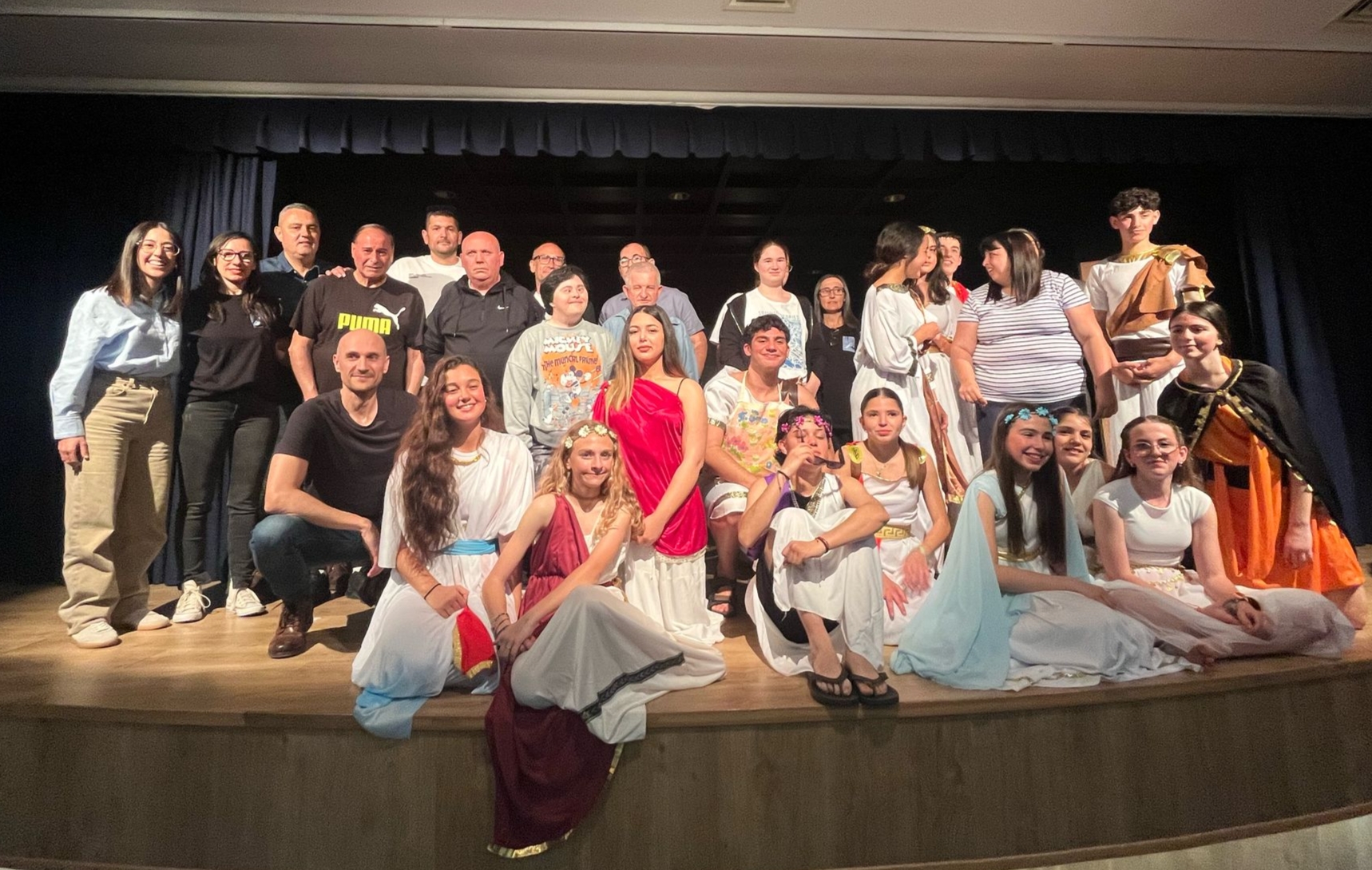 El grupo de teatro del IES Alfonso Escámez lleva a escena la adaptación de la obra El Misántropo de Menandro