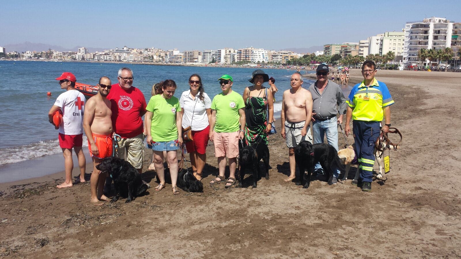 Águilas abre sus playas a los perros guía