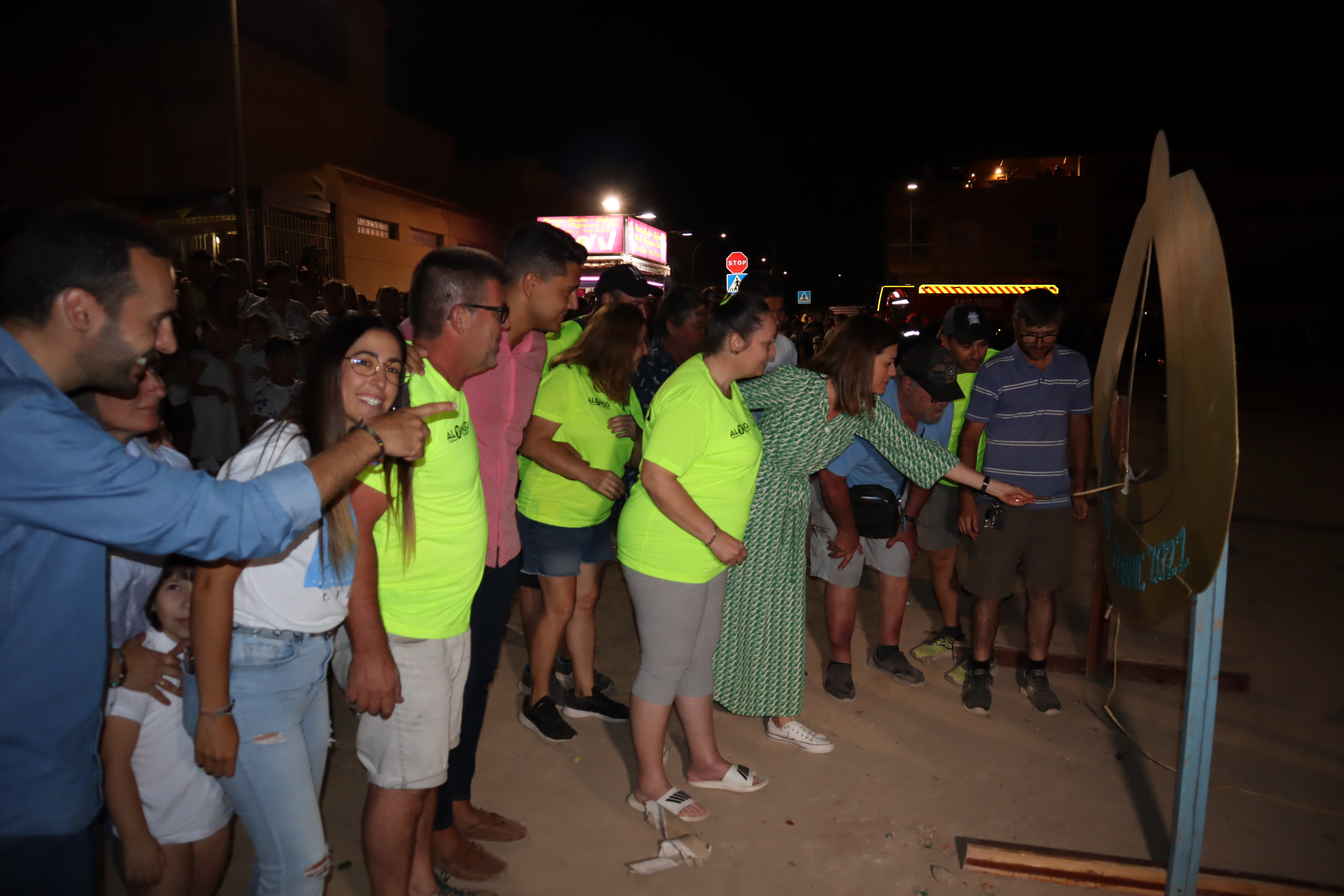  Multitudinaria quema de San Juan en la hoguera de la calle Murcia