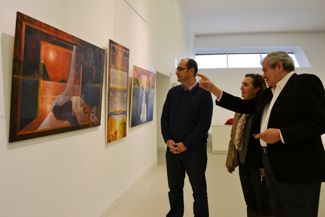 El artista donostiarra José Manuel Ábalos expone su obra en el Auditorio de Águilas 