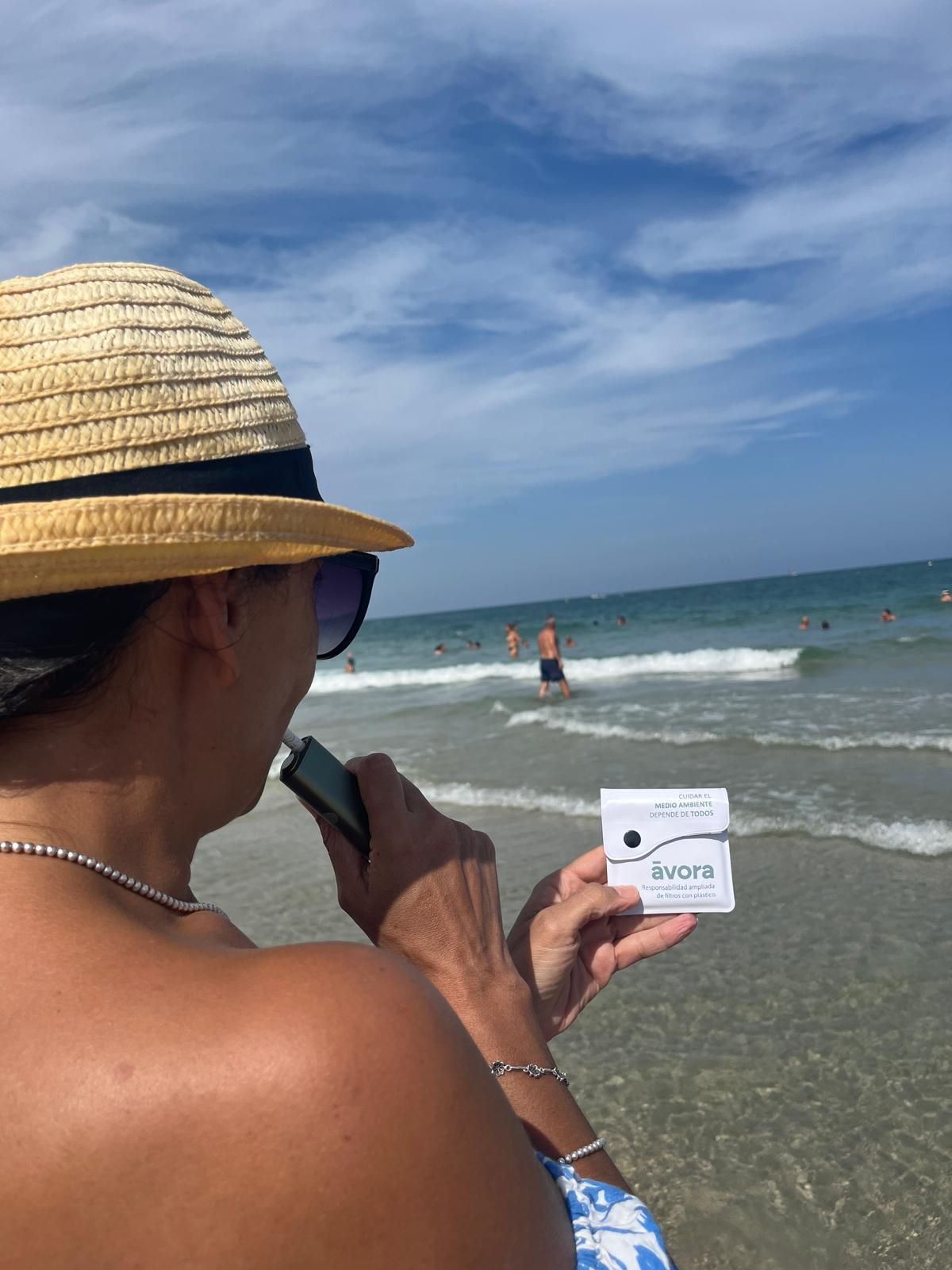 La campaña “Depende de TODOS” promueve la reducción de colillas en las playas de Águilas