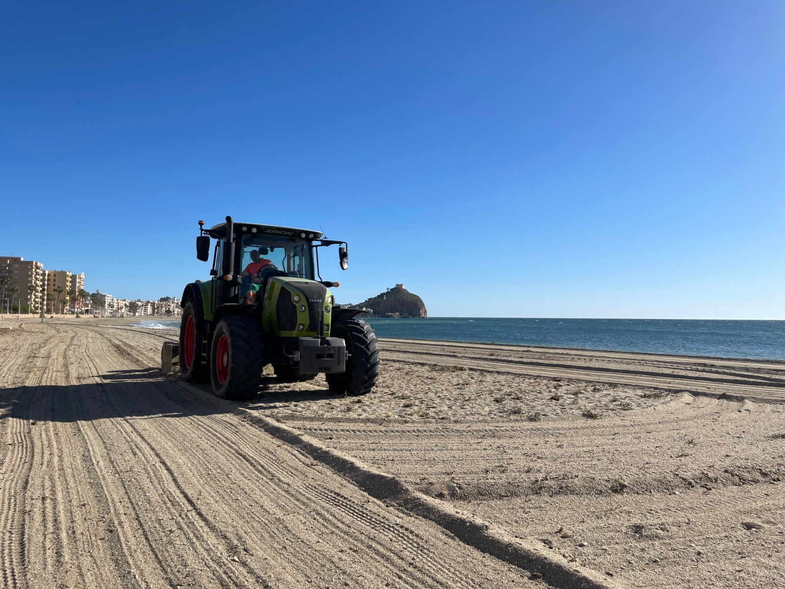 Águilas prepara sus playas para Semana Santa con un dispositivo especial de limpieza