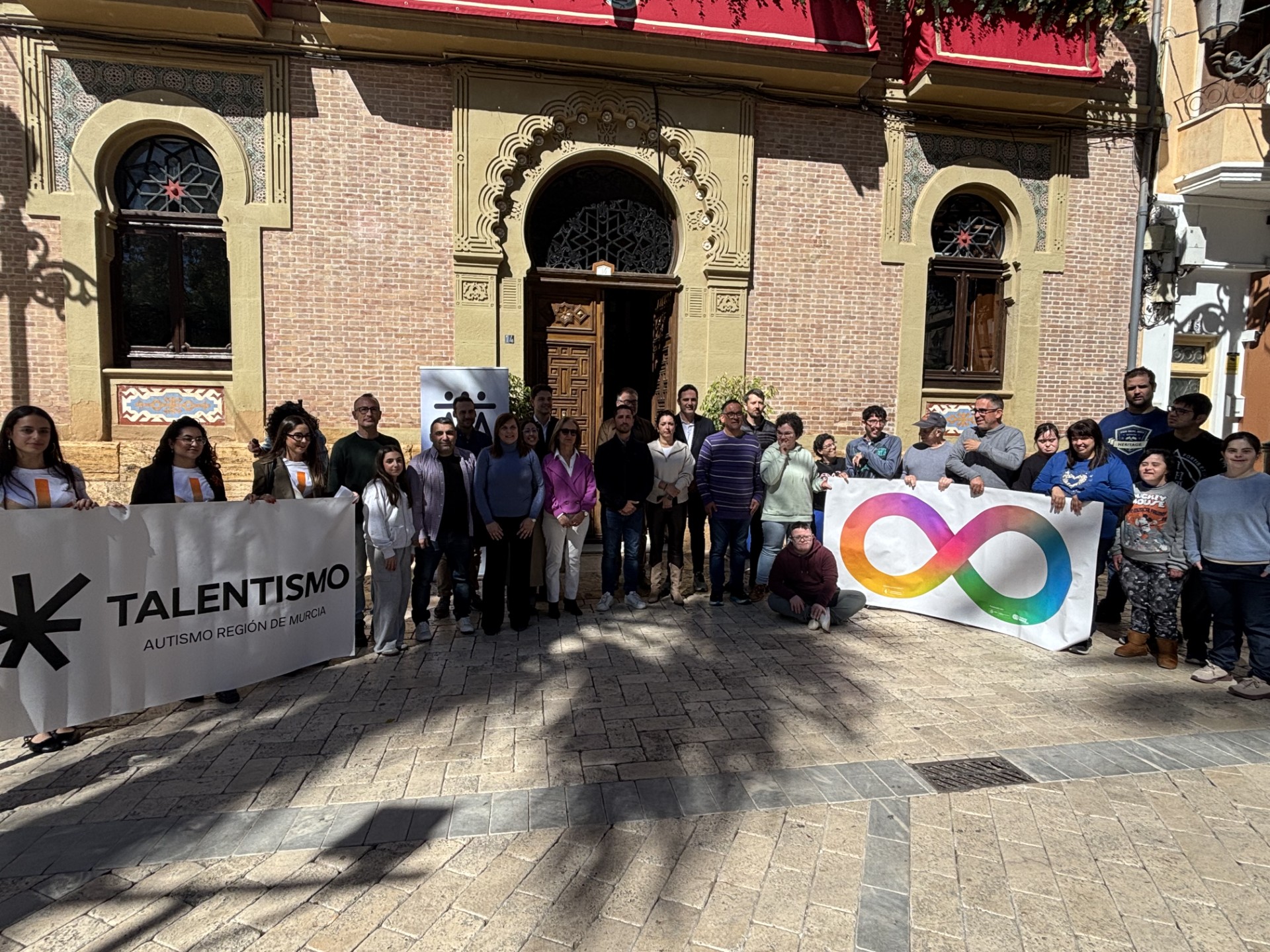 Águilas se viste de azul con motivo del Día Mundial de Concienciación sobre el Autismo