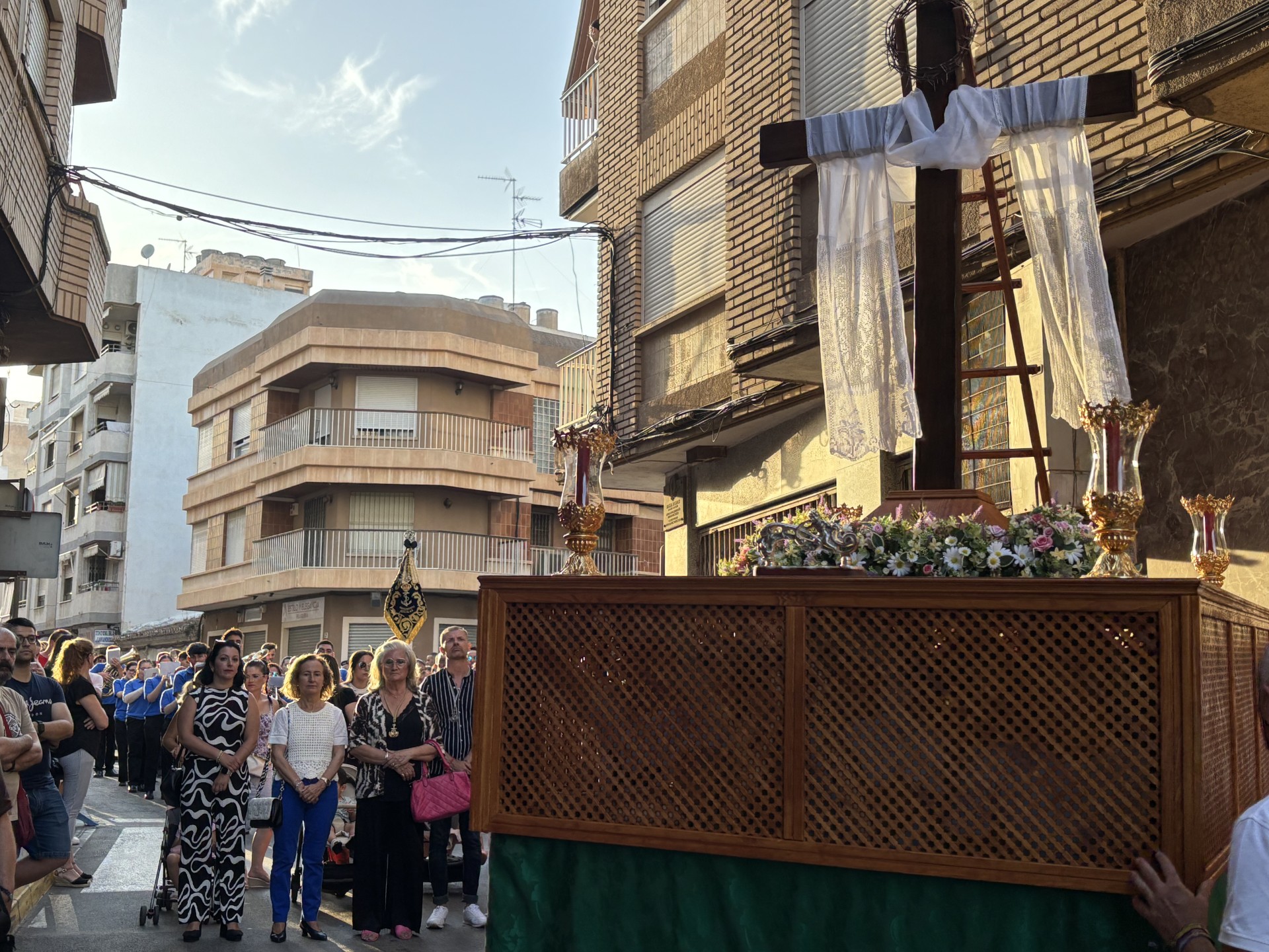 Los costaleros infantiles recorren las calles con el Paso Chico