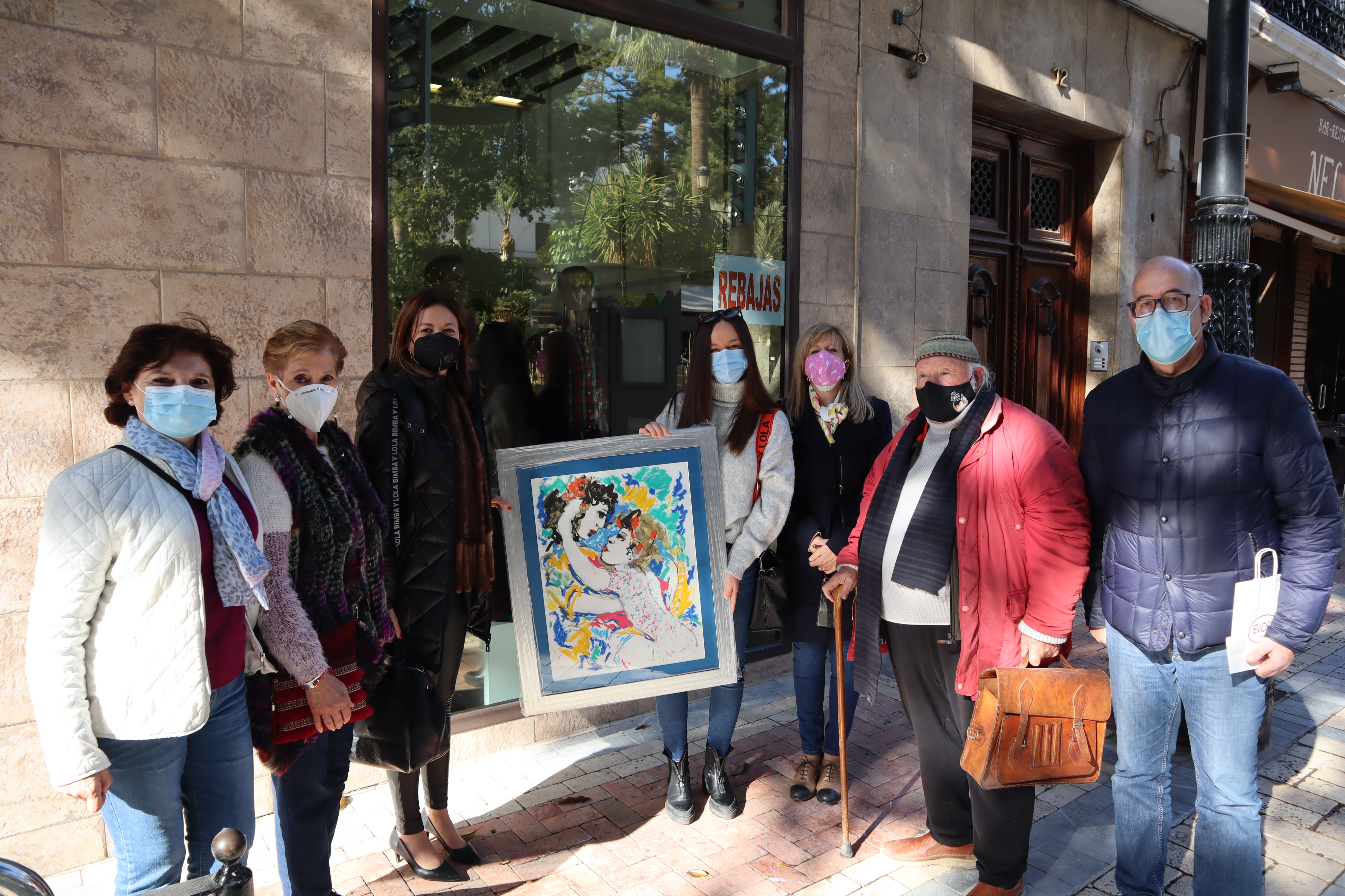 Marta García recibe la obra de Coronado donada por la Asociación de Amigos de la Cultura