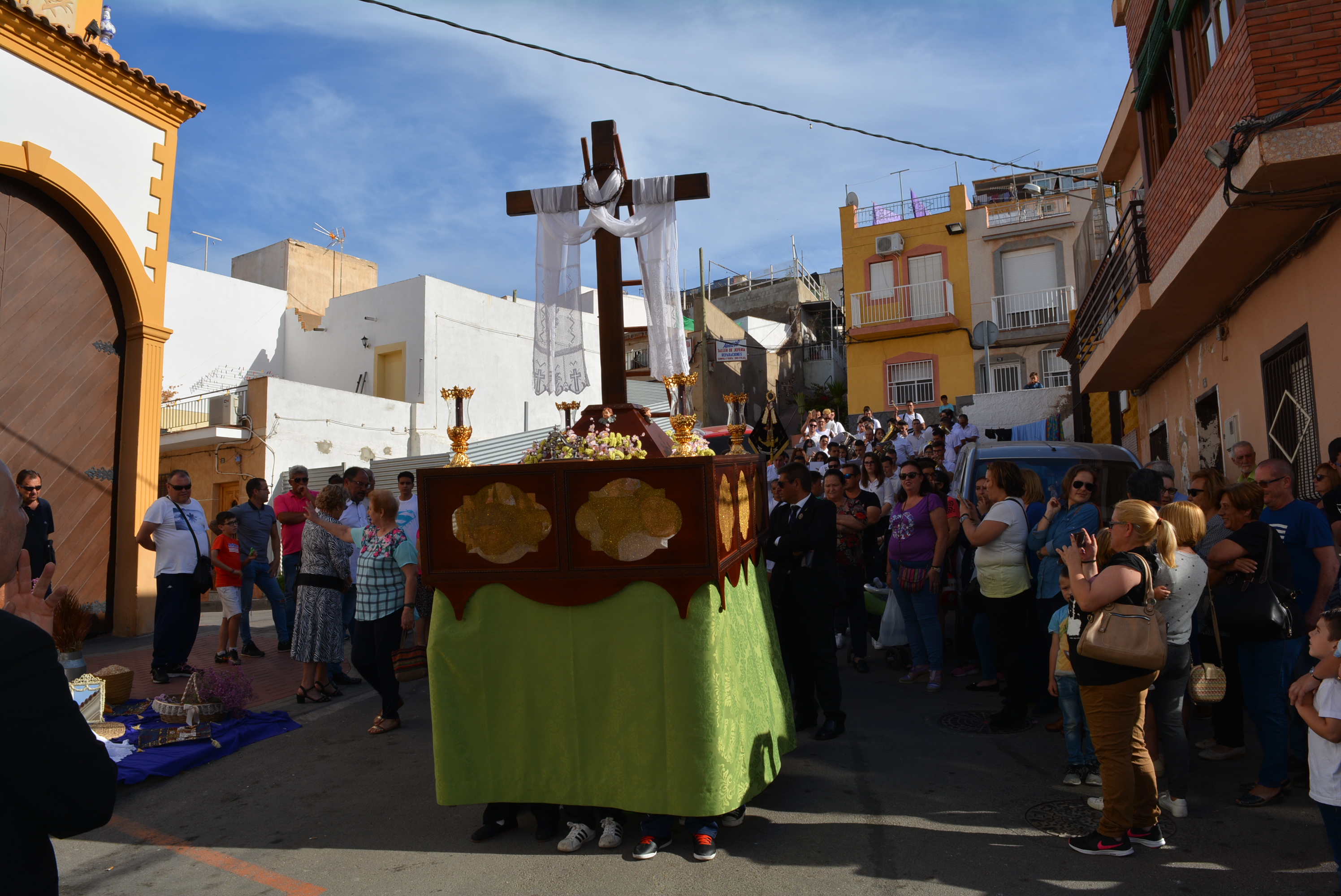 Los costaleros infantiles recorren las calles con el Paso Chico