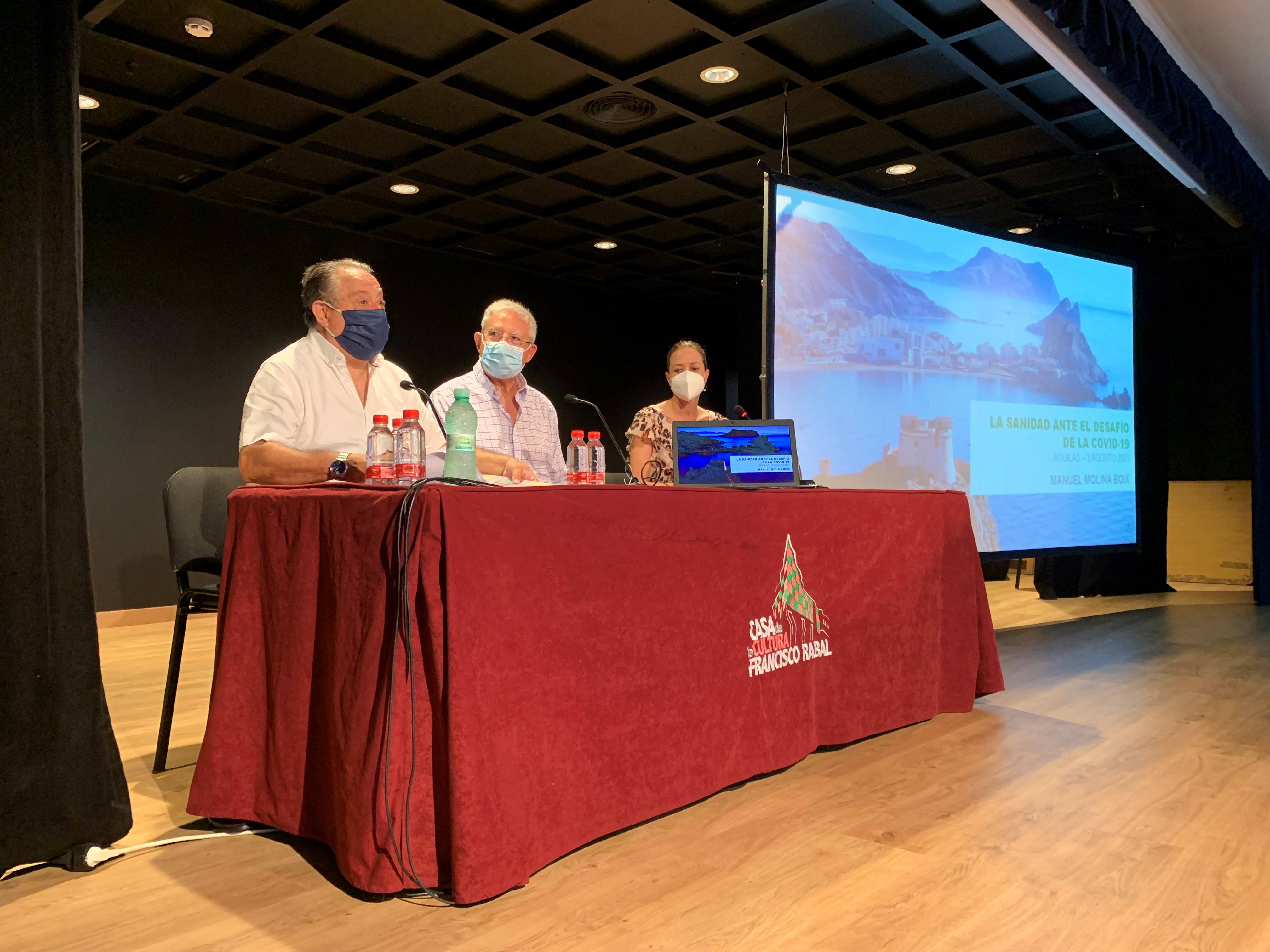 El doctor Manuel Molina Boix inaugura el Ciclo de Conferencias Mirando al Mar con una charla sobre “La Sanidad ante el desafío del COVID 19”
