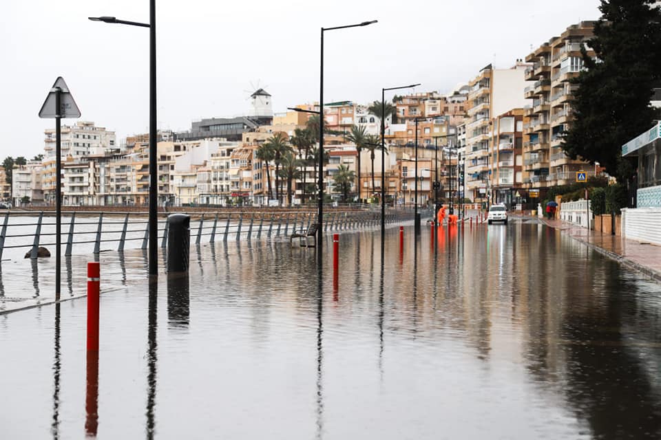 Los bomberos rescatan a un hombre atrapado en el coche, arrastrado por el agua en la Rambla de Matalentisco