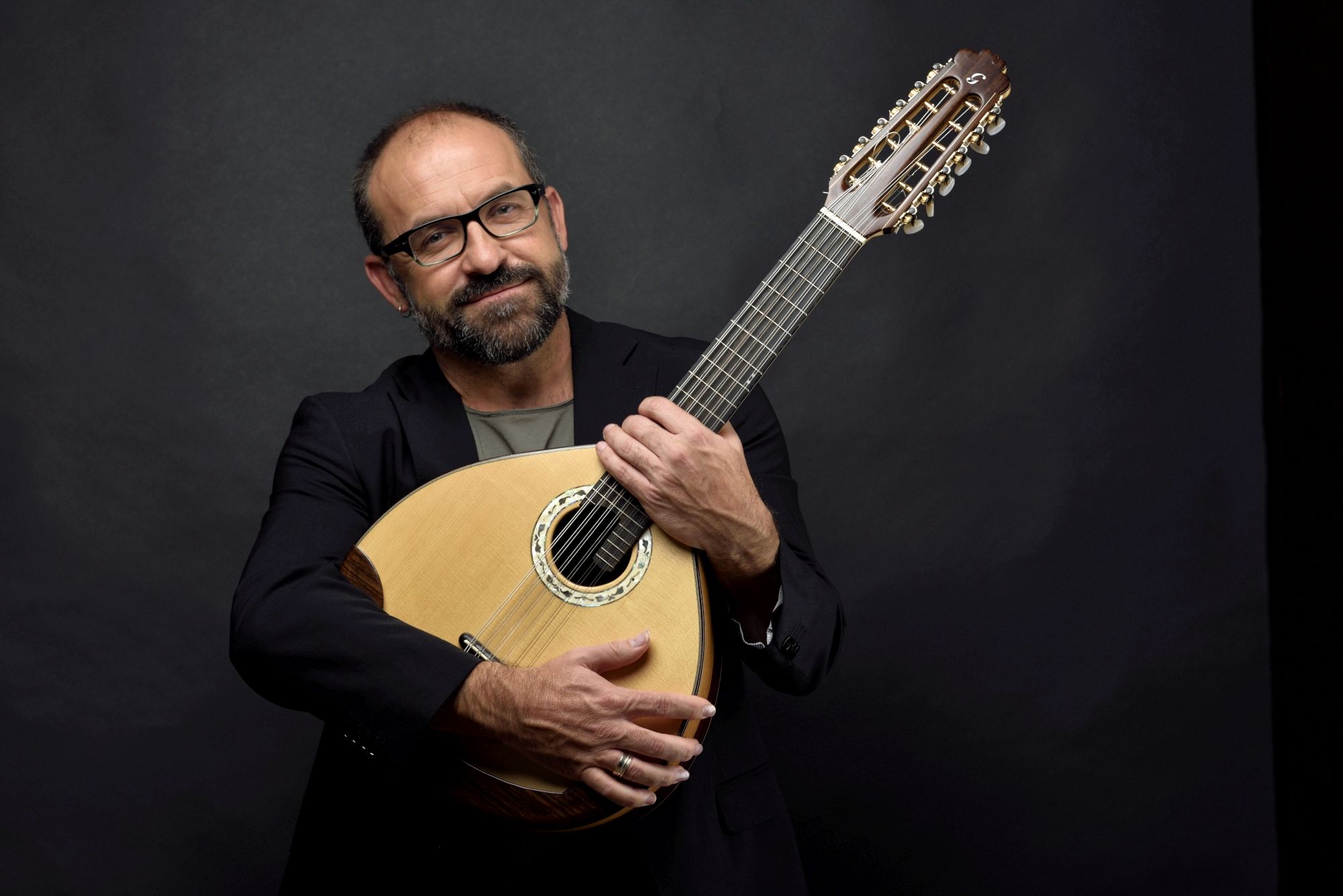 Milana Bonita cierra sus actividades estivales con la serenata a Paco Rabal a cargo de Juanjo Robles