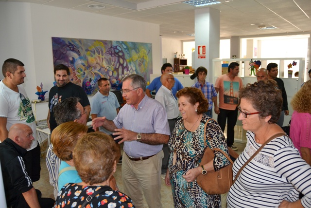 El alcalde de Águilas visita la sede de Afemac con motivo del Día Mundial de la Salud Mental 
