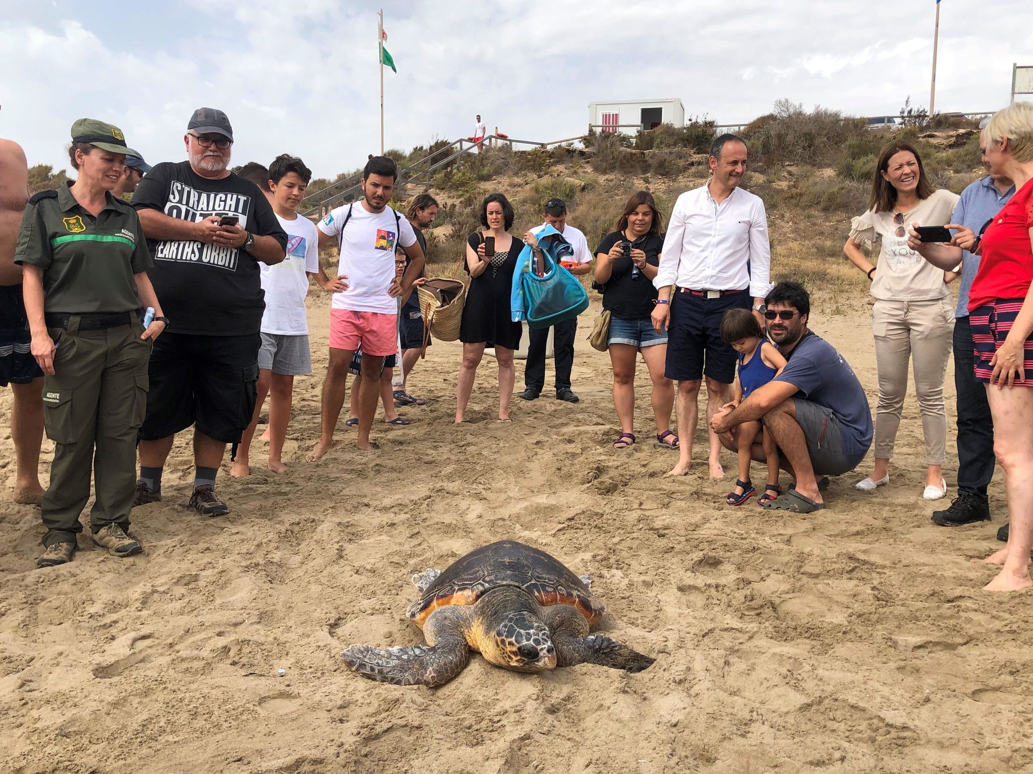 Liberada una tortuga boba en la playa aguileña de La Carolina