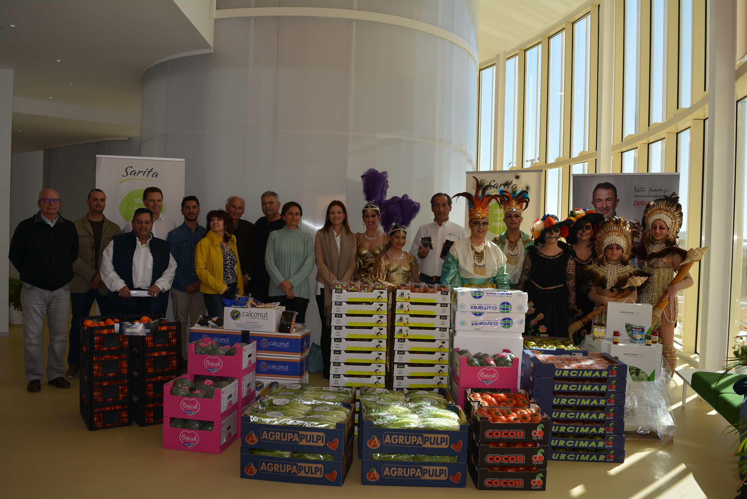 Los personajes del Carnaval reciben su peso en productos de proximidad