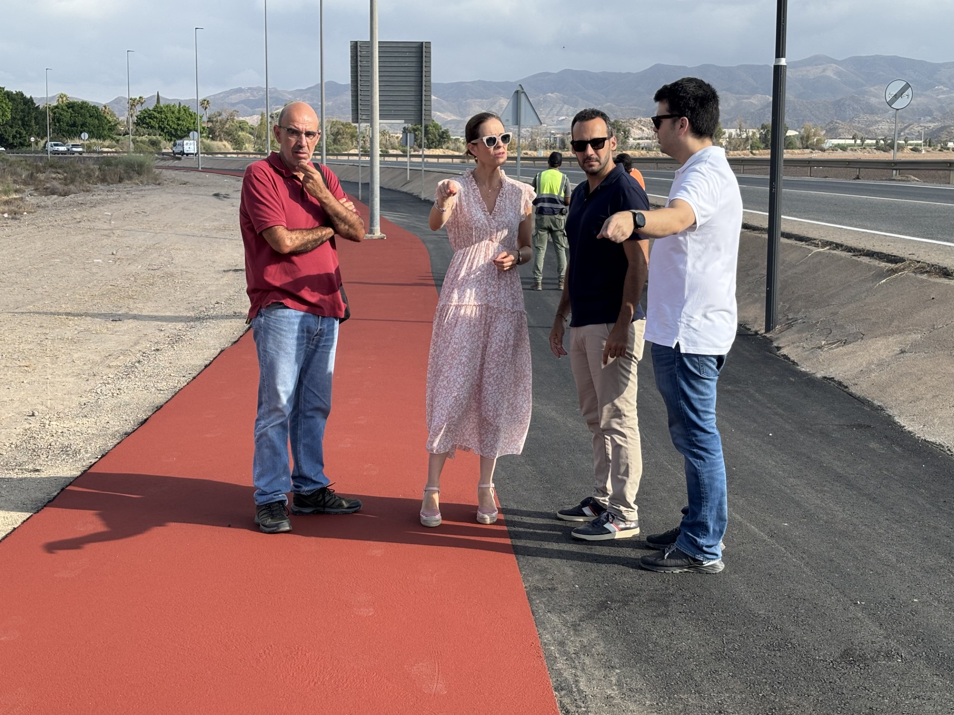 El Ayuntamiento finaliza la adecuación del carril bici y senda peatonal entre el mercado semanal y el cruce con Calabardina