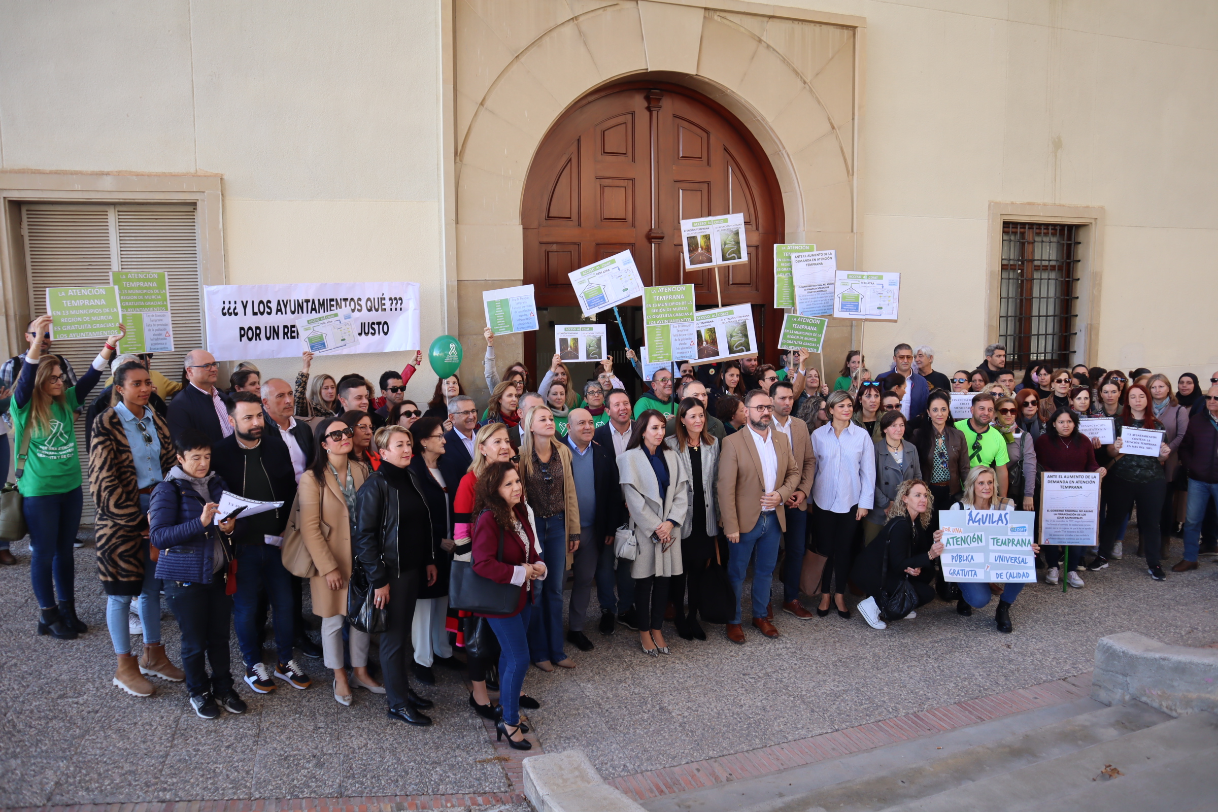 El Ayuntamiento se suma a la concentración de padres y trabajadores del centro de atención temprana para reclamar mayores recursos para este servicio