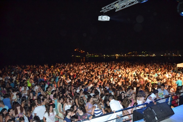 Miles de personas celebran la Noche de San Juan a pie de playa en Águilas   