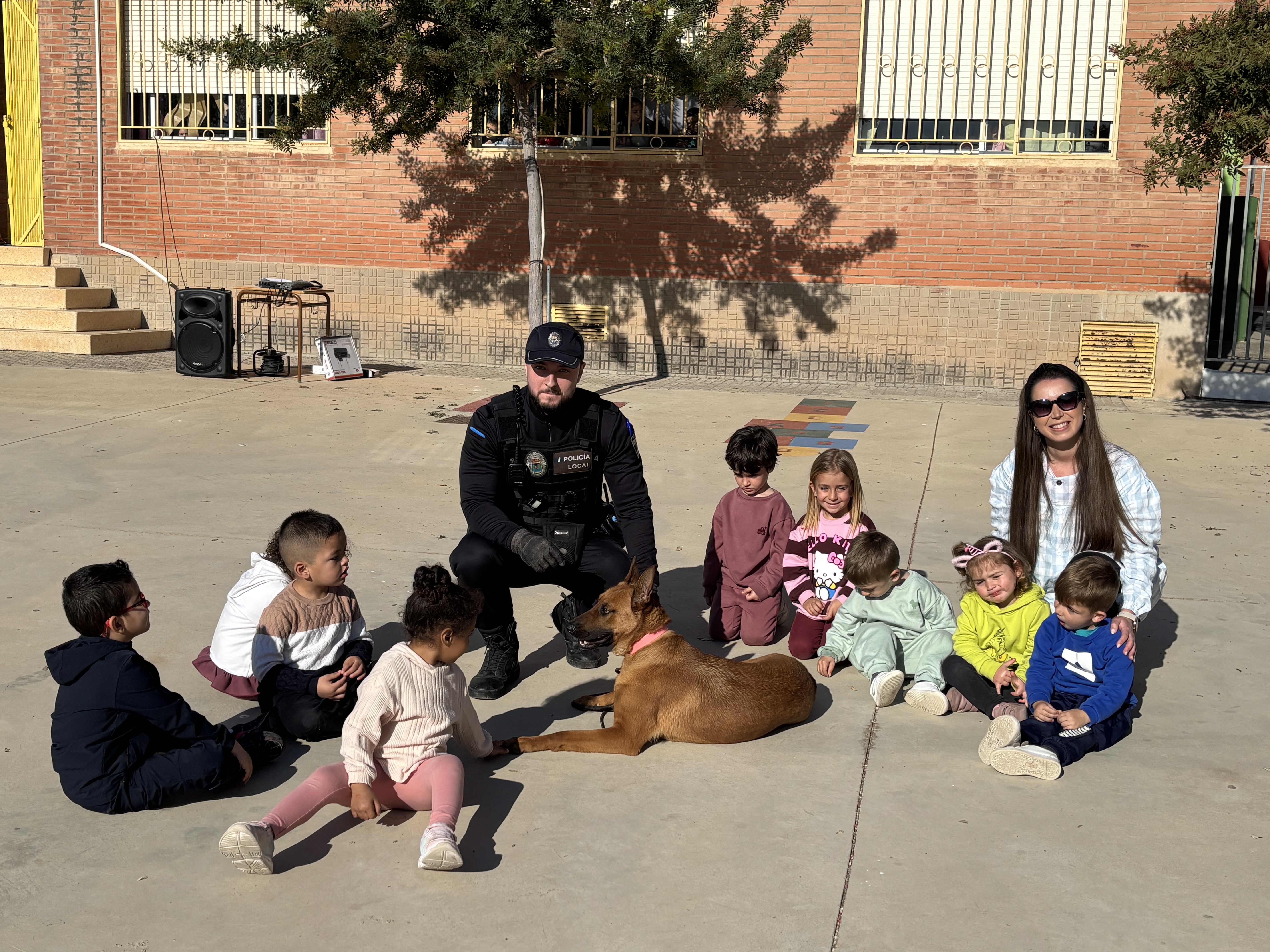 La Unidad Canina de la Policía Local inicia una ronda de exhibiciones ante los alumnos de infantil de los colegios aguileños