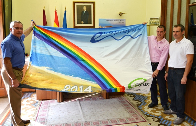 Águilas consigue la bandera Ecoplayas que ondeará el próximo verano en Las Delicias 
