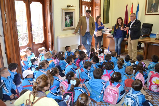 Alumnos del colegio Carlos V visitan el Ayuntamiento de Águilas 