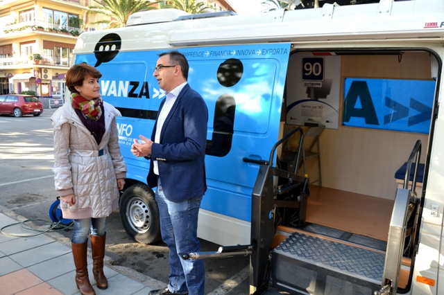 El ‘Infomóvil’ presta asesoramiento a los emprendedores de Águilas 