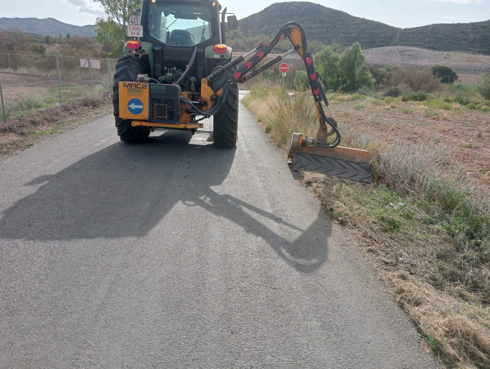 El Ayuntamiento inicia los trabajos de desbroce de caminos rurales asfaltados