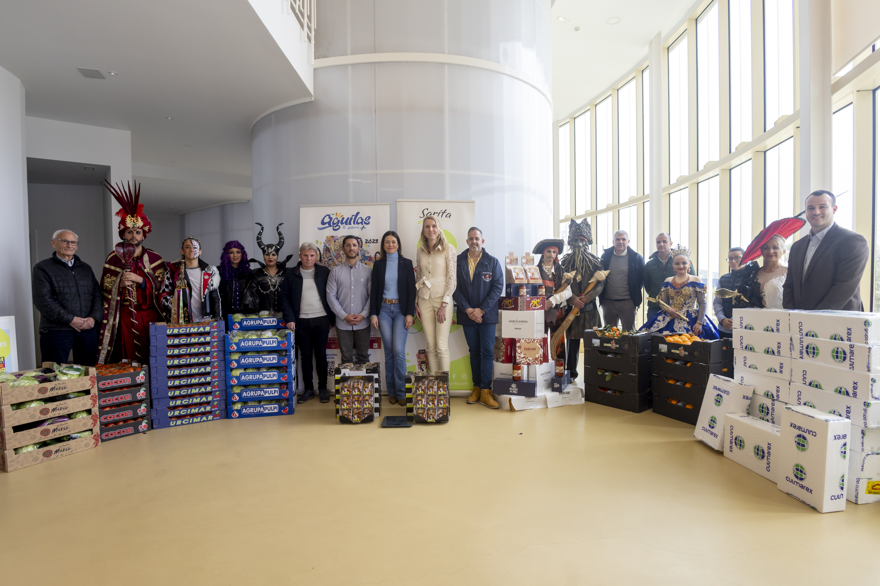 Los personajes del Carnaval reciben su peso en productos de la tierra