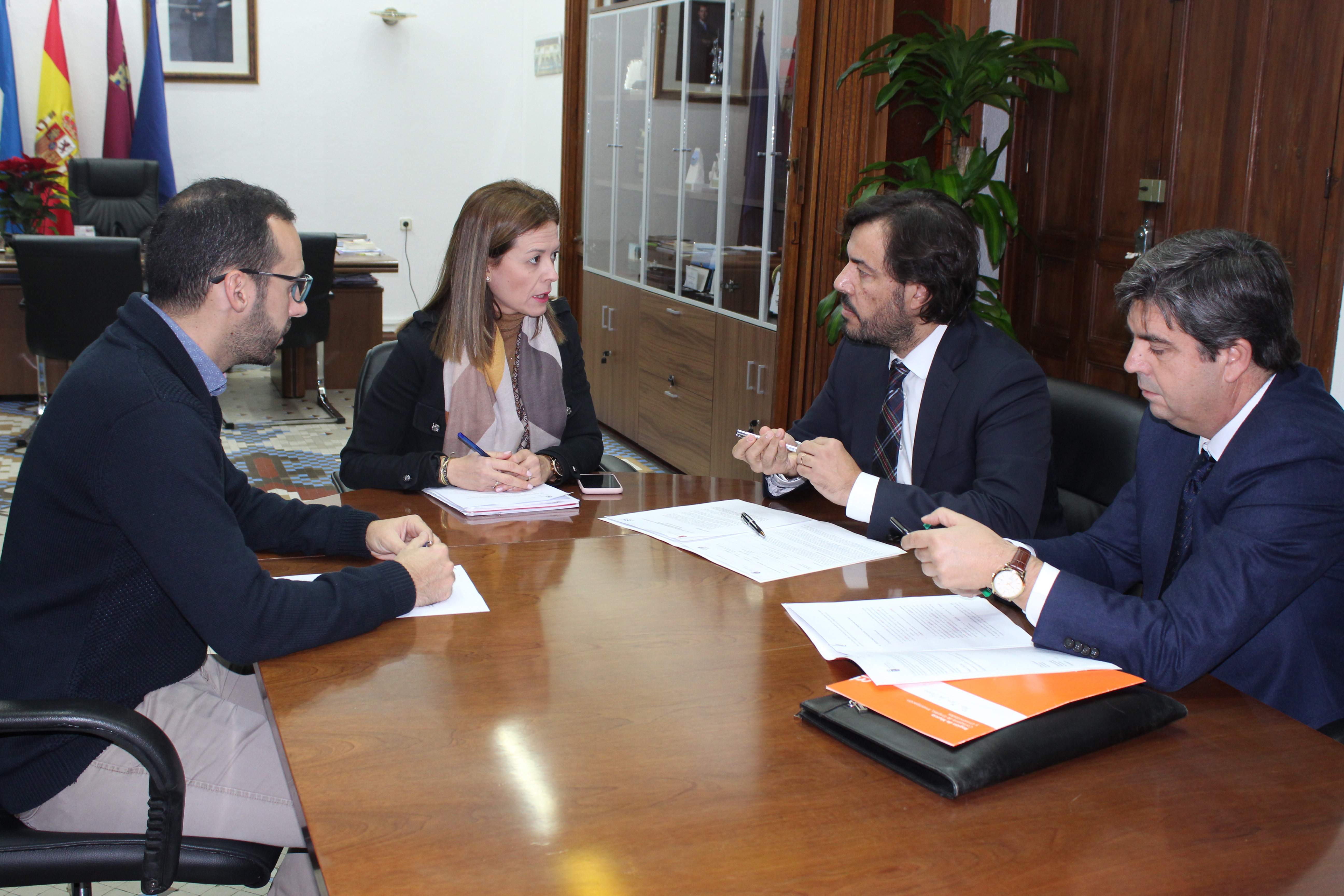 La alcaldesa se reúne con el consejero de Empleo para abordar de manera directa el despido colectivo de los trabajadores de Agrasa