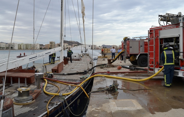 La rápida actuación de los servicios de emergencia evita el hundimiento de un barco abandonado en el Puerto de Águilas 
